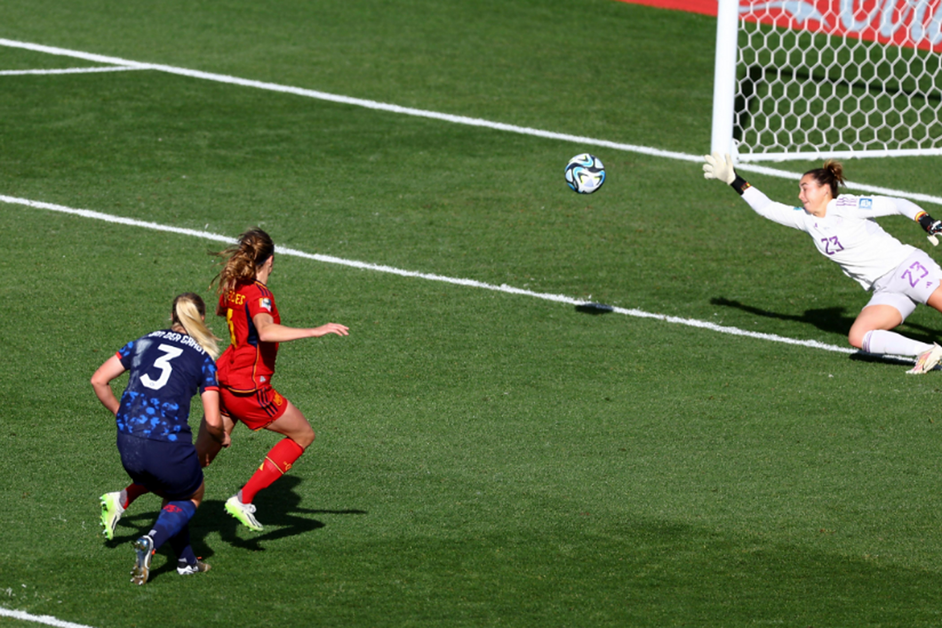 西班牙女足队力克对手