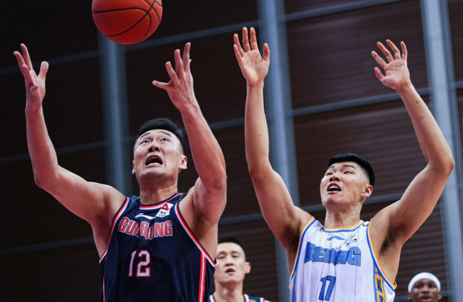 关于卫冕冠军受到强劲挑战，艰难防守的信息