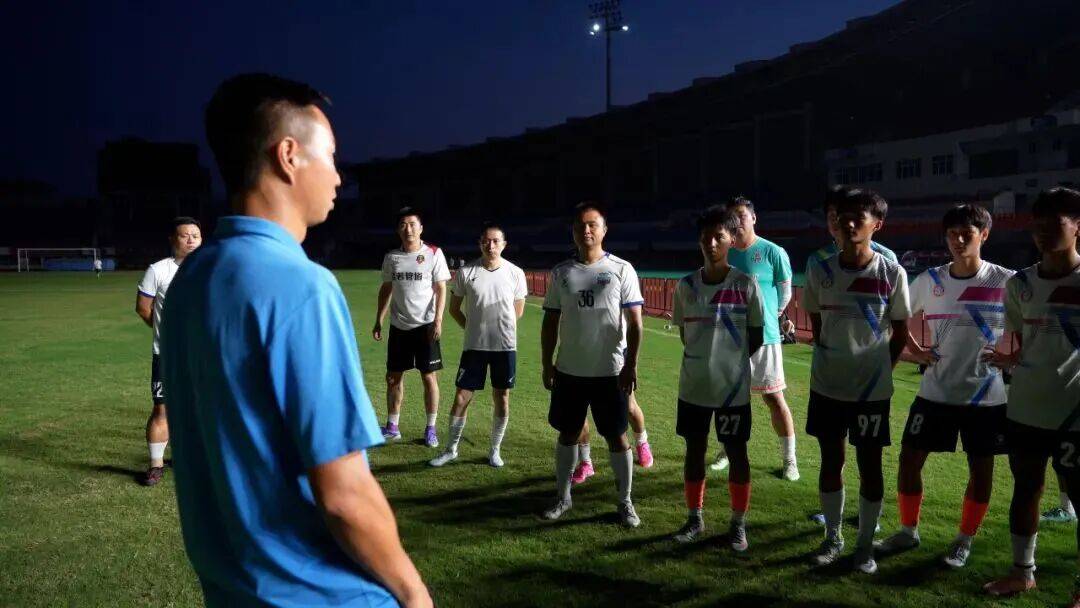 球队训练场上积极训练,期待新赛季 球队训练场上积极训练,期待新赛季