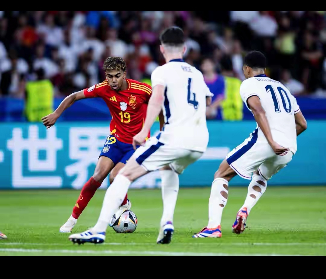 关于足球狂热再次升温，精彩瞬间震撼世界的信息