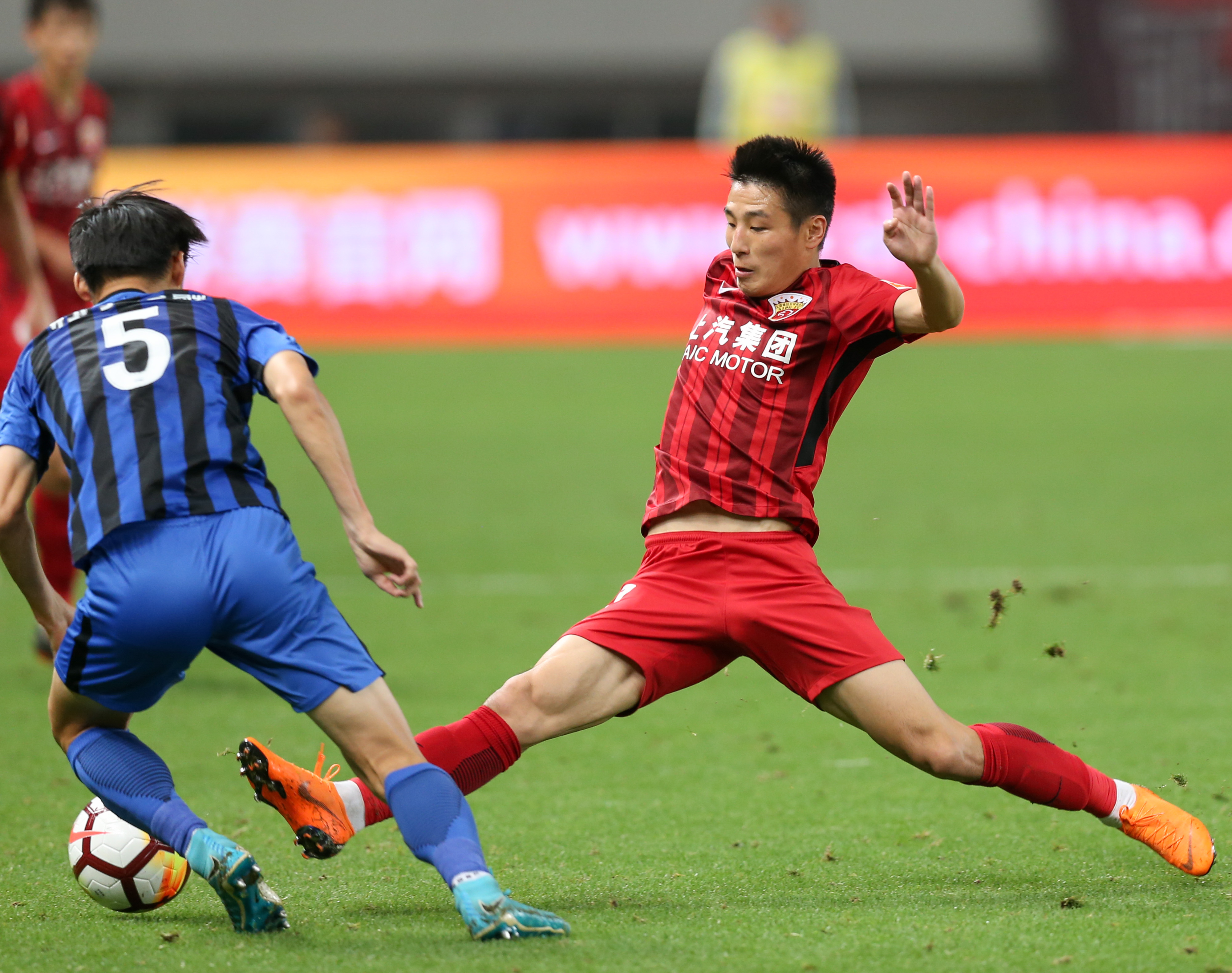 湖北队在南京体育场完胜江苏苏宁队的简单介绍