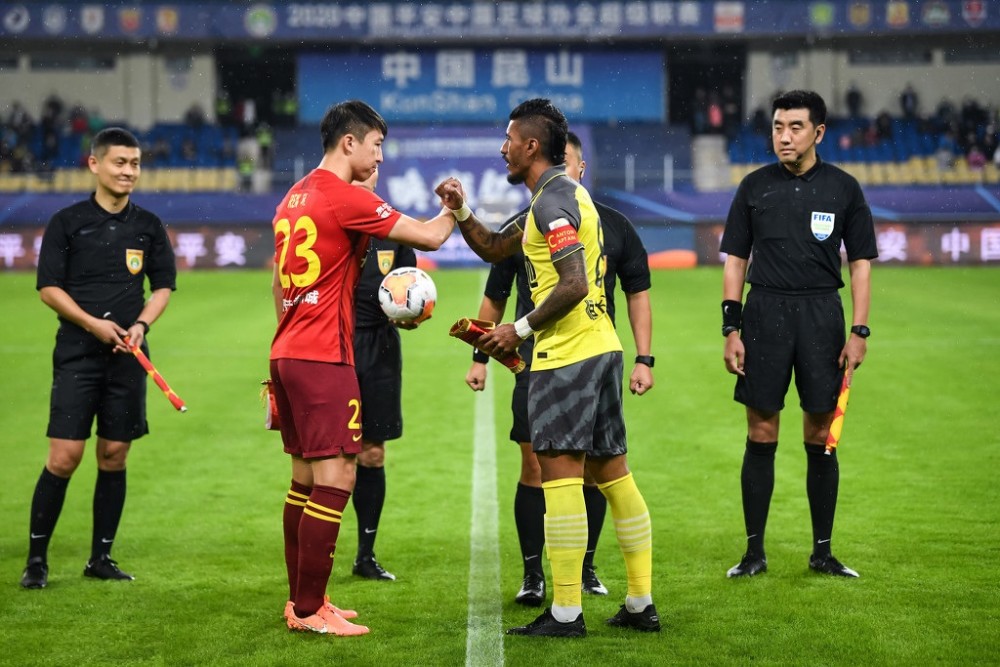 包含恒大主场战平华夏，维持积分榜第一的词条