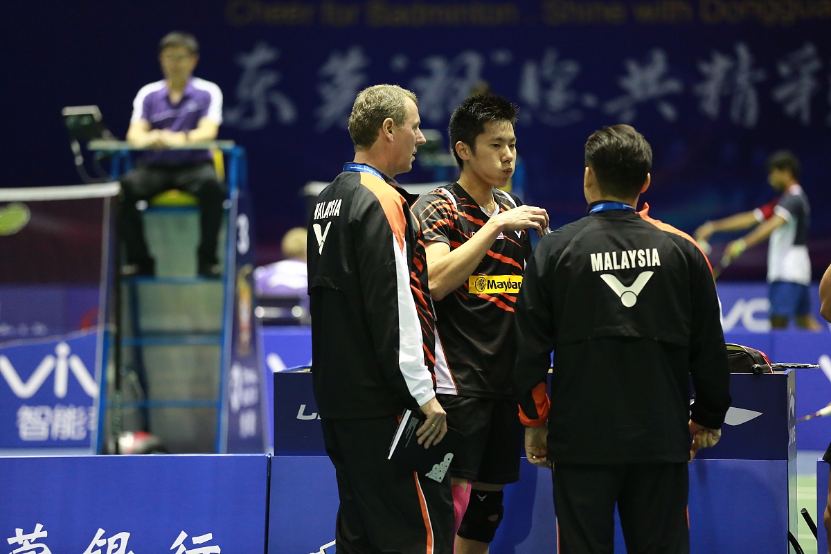 包含上海大鲨鱼队以微弱优势赢得比赛，巩固前四名位置的词条