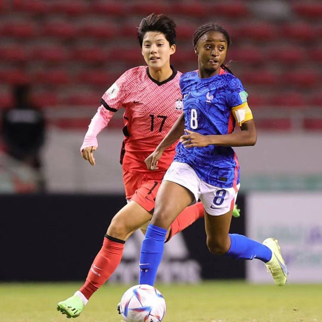 日本队完胜法国队，黄鸭组合扛起全队的简单介绍